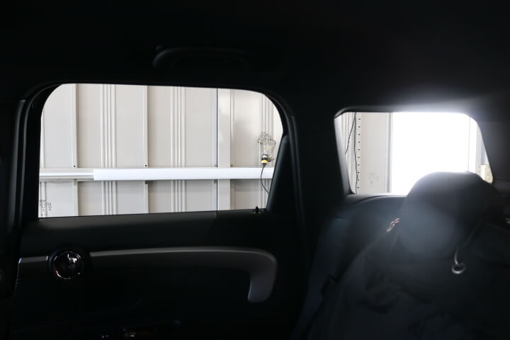 令和5年BMWミニのカーフィルム施工前内側の右後ろドアガラス
